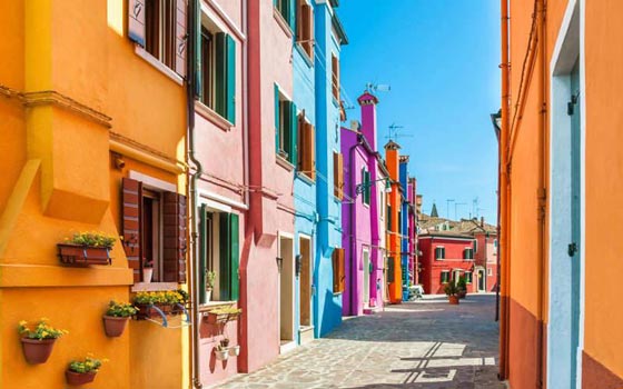 ما هي المدن الملونة التي زُيّنت أبنيتها وشوارعها بالألوان الخلابة؟ صورة رقم 1
