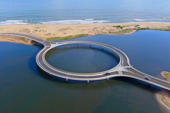 لماذا تم بناء هذا الجسر على شكل حلقة دائرية رغم قصر المسافة بين الضفتين؟ صورة رقم 2