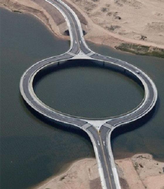 لماذا تم بناء هذا الجسر على شكل حلقة دائرية رغم قصر المسافة بين الضفتين؟ صورة رقم 3