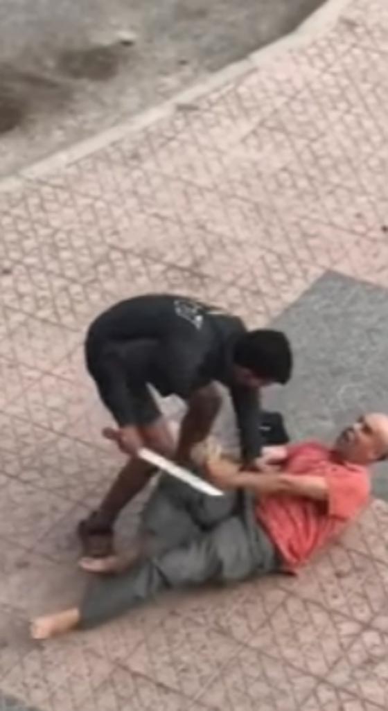 فيديو مروع.. شاب مغربي يهاجم رجلا مسنا بساطور من اجل سرقة نقوده صورة رقم 1