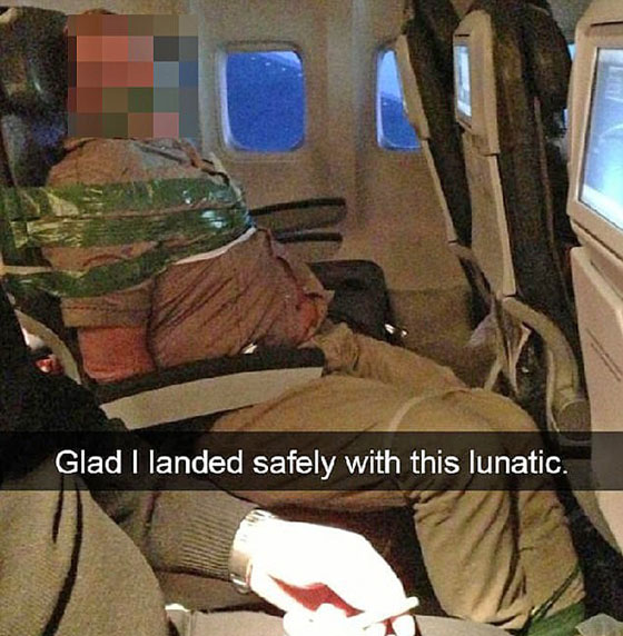 صور طريفة لمواقف محرجة لركاب على متن الطائرات صورة رقم 14