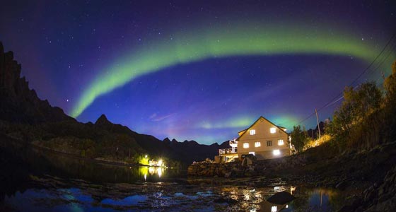 صور مذهلة لشفق قطبي يضيء السماء بألوان ساحرة صورة رقم 1