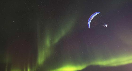 صور مذهلة لشفق قطبي يضيء السماء بألوان ساحرة صورة رقم 2