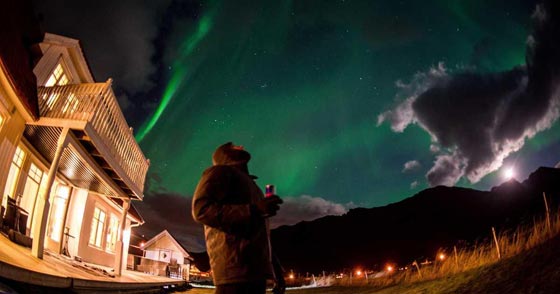 صور مذهلة لشفق قطبي يضيء السماء بألوان ساحرة صورة رقم 4