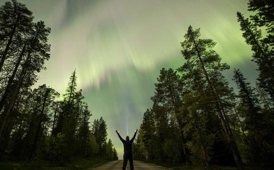 صور مذهلة لشفق قطبي يضيء السماء بألوان ساحرة صورة رقم 5