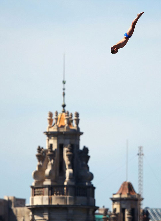 فيديو مدهش.. شاب يقفز من ارتفاع 27 متر ولا يزال حيا صورة رقم 8