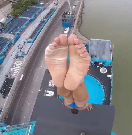فيديو مدهش.. شاب يقفز من ارتفاع 27 متر ولا يزال حيا صورة رقم 1
