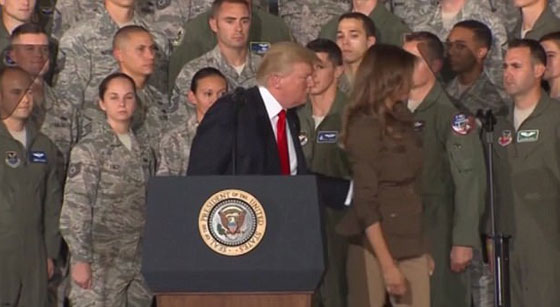 الرئيس الأمريكي دونالد ترامب  يهين زوجته ميلانيا على العلن.. فيديو صورة رقم 5