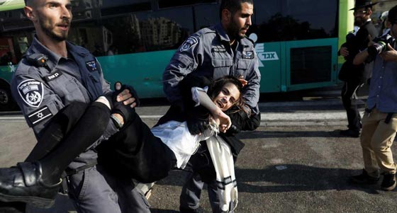  مواجهات عنيفة بين الشرطة الاسرائيلية ومتدينين يهود في القدس.. فيديو صورة رقم 2
