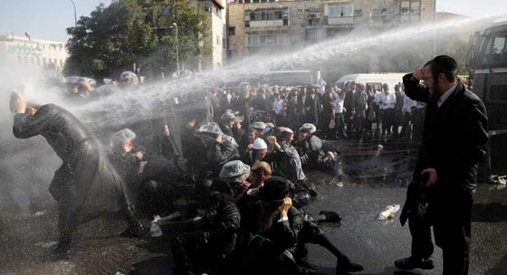  مواجهات عنيفة بين الشرطة الاسرائيلية ومتدينين يهود في القدس.. فيديو صورة رقم 1