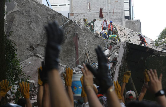 مئات القتلى والجرحى في زلزال قوي يضرب وسط المكسيك.. صور وفيديو صورة رقم 7