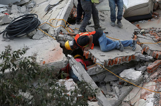 مئات القتلى والجرحى في زلزال قوي يضرب وسط المكسيك.. صور وفيديو صورة رقم 9