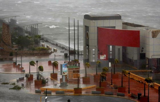 الإعصار ماريا يجتاح بورتوريكو والكاريبي فدمر المباني وقطع الكهرباء والجزيرة تستنجد! صورة رقم 5