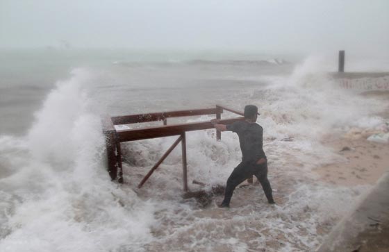 الإعصار ماريا يجتاح بورتوريكو والكاريبي فدمر المباني وقطع الكهرباء والجزيرة تستنجد! صورة رقم 24