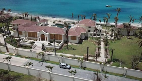 اعصار ايرما يدمر اجزاء كبيرة من قصر ترامب في الكاريبي.. فيديو وصور صورة رقم 3