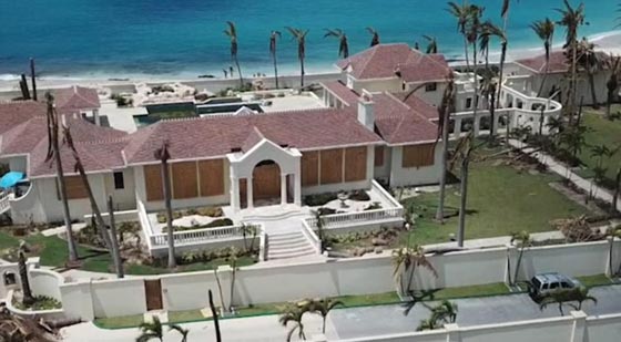 اعصار ايرما يدمر اجزاء كبيرة من قصر ترامب في الكاريبي.. فيديو وصور صورة رقم 6