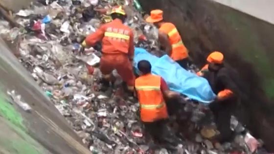 عامل صيني يلقى مصرعه بعدما دفن حيا تحت جبل من القمامة! فيديو صورة رقم 1