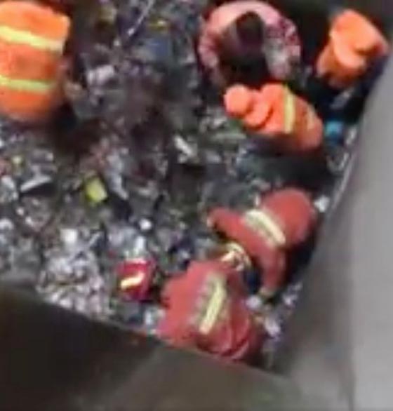 عامل صيني يلقى مصرعه بعدما دفن حيا تحت جبل من القمامة! فيديو صورة رقم 2