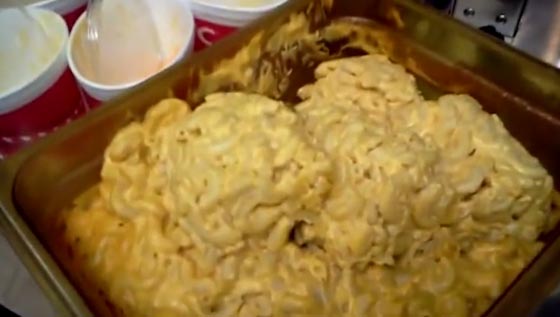 فضيحة KFC: فيديو مقزز يظهر استخدام مطعم منتجات غير طازجة وعفنة! صورة رقم 2