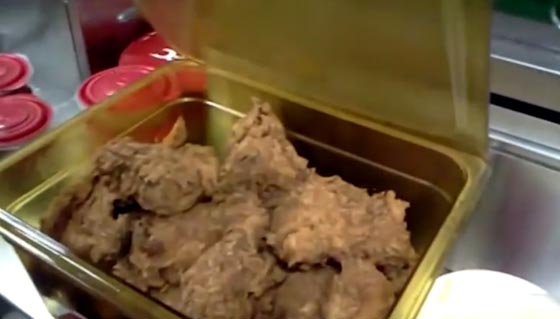 فضيحة KFC: فيديو مقزز يظهر استخدام مطعم منتجات غير طازجة وعفنة! صورة رقم 3