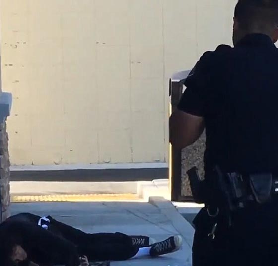 شرطي أمريكي يقتل مشتبها به بإطلاق النيران عليه سبع مرات متتالية! فيديو صورة رقم 4