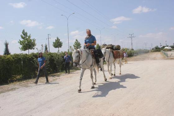 الحج على الطريقة القديمة.. بولندي يسافر إلى القدس ومكة المكرمة على حصانه صورة رقم 7