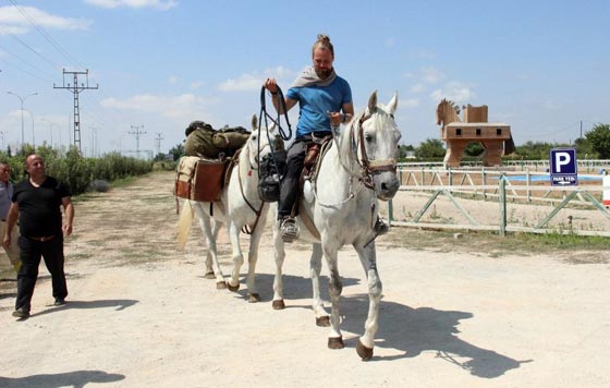 الحج على الطريقة القديمة.. بولندي يسافر إلى القدس ومكة المكرمة على حصانه صورة رقم 6