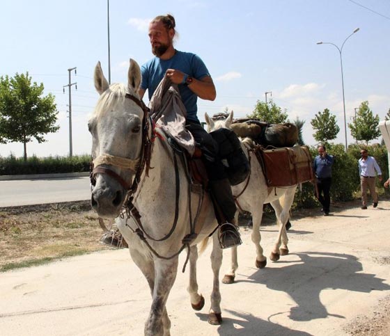 الحج على الطريقة القديمة.. بولندي يسافر إلى القدس ومكة المكرمة على حصانه صورة رقم 5