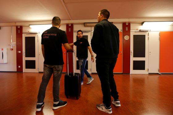 لاجئ سوري يستقبل السجناء بفندق 5 نجوم بامستردام ويرافقهم الى الزنازين صورة رقم 2