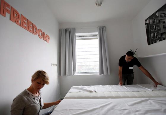لاجئ سوري يستقبل السجناء بفندق 5 نجوم بامستردام ويرافقهم الى الزنازين صورة رقم 7