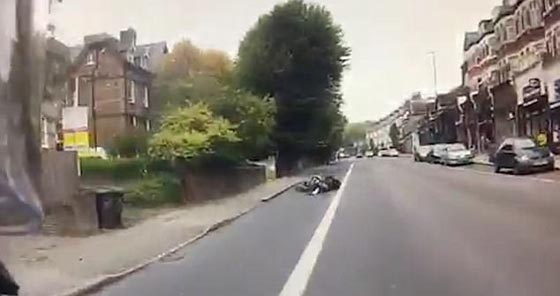  حادث أليم لراكب دراجة كان يؤدي حركات بهلوانية اثناء القيادة.. فيديو صورة رقم 3