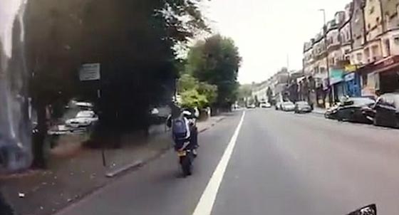  حادث أليم لراكب دراجة كان يؤدي حركات بهلوانية اثناء القيادة.. فيديو صورة رقم 4