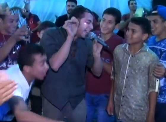 فيديو مؤلم: مصري معاق عقليا يستغلّوه في الافراح ليغني ويسخر منه الحضور! صورة رقم 10