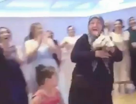 عجوز تهرع للإمساك بباقة زهور لحظة إلقائها العروس لصديقاتها.. فيديو صورة رقم 1