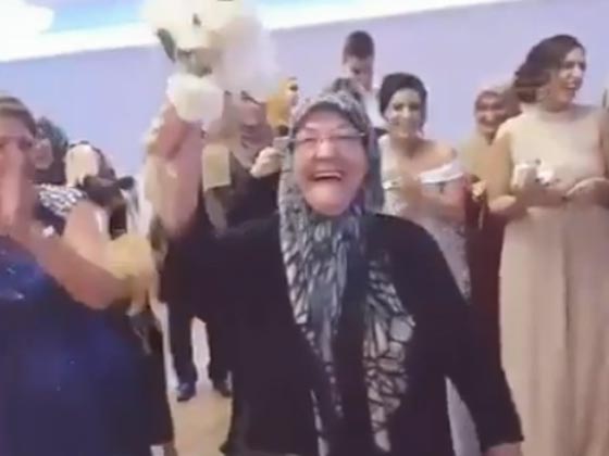 عجوز تهرع للإمساك بباقة زهور لحظة إلقائها العروس لصديقاتها.. فيديو صورة رقم 2