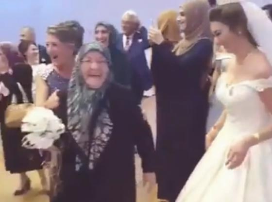 عجوز تهرع للإمساك بباقة زهور لحظة إلقائها العروس لصديقاتها.. فيديو صورة رقم 4