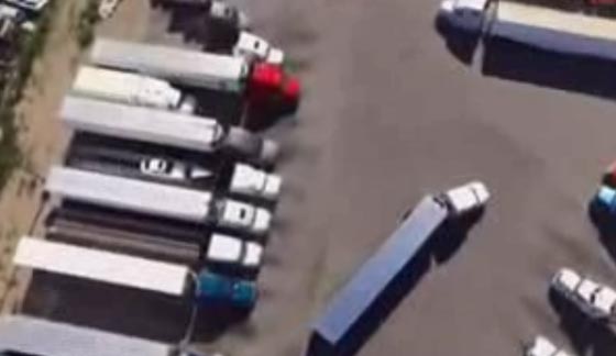 فيديو مذهل.. سائق شاحنة يستحق جائزة نوبل للقيادة لمهاراته الاستثنائية صورة رقم 1