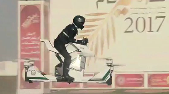 الشرطي الطائر في شوارع دبي.. فيديو صورة رقم 1
