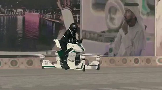 الشرطي الطائر في شوارع دبي.. فيديو صورة رقم 2