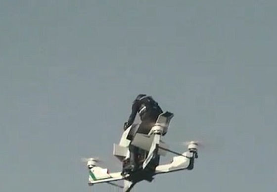 الشرطي الطائر في شوارع دبي.. فيديو صورة رقم 3