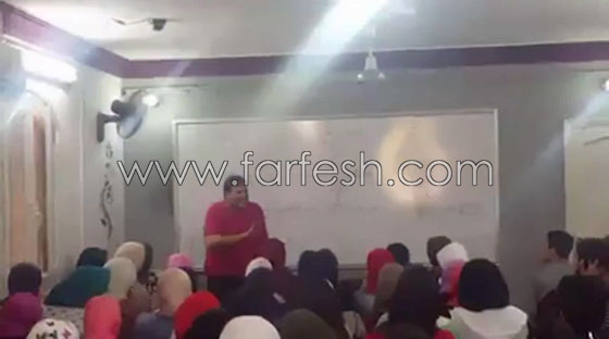 فيديو مدرس مصري يشرح درس الكيمياء بطريقة مخلة للأداب صورة رقم 2