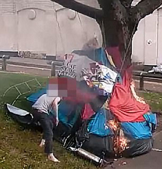 رجل يشعل النيران في خيمة مشرد دون رحمة.. فيديو صورة رقم 4