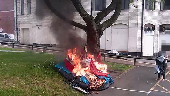 رجل يشعل النيران في خيمة مشرد دون رحمة.. فيديو صورة رقم 7
