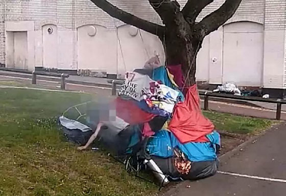 رجل يشعل النيران في خيمة مشرد دون رحمة.. فيديو صورة رقم 3