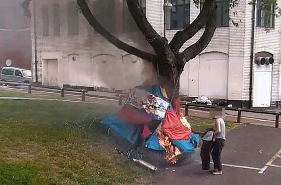 رجل يشعل النيران في خيمة مشرد دون رحمة.. فيديو صورة رقم 5