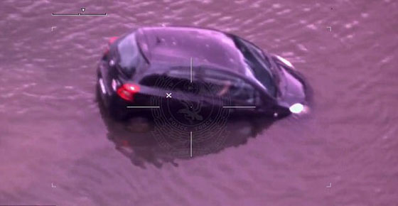 انقاذ امرأة قبل ثانية من غرق سيارتها.. فيديو صورة رقم 5