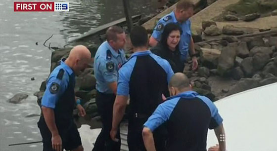 انقاذ امرأة قبل ثانية من غرق سيارتها.. فيديو صورة رقم 6