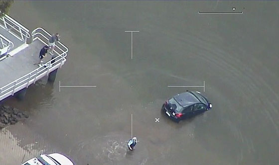 انقاذ امرأة قبل ثانية من غرق سيارتها.. فيديو صورة رقم 7