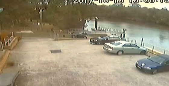 انقاذ امرأة قبل ثانية من غرق سيارتها.. فيديو صورة رقم 10