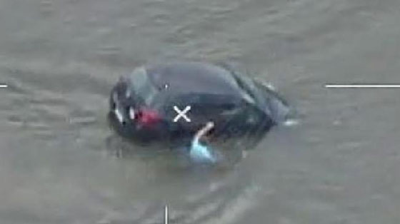 انقاذ امرأة قبل ثانية من غرق سيارتها.. فيديو صورة رقم 1